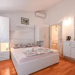 Jakova Dudana 10 * Makarska