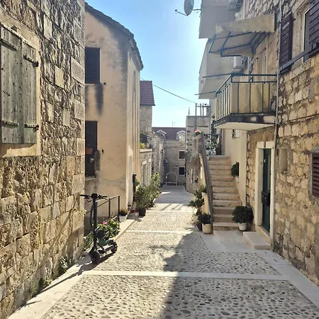 Jakova Dudana 10 * Makarska