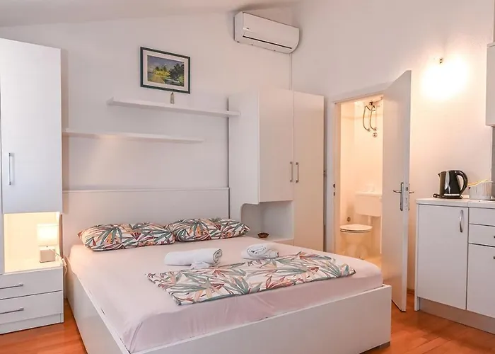 Jakova Dudana 10 * Makarska