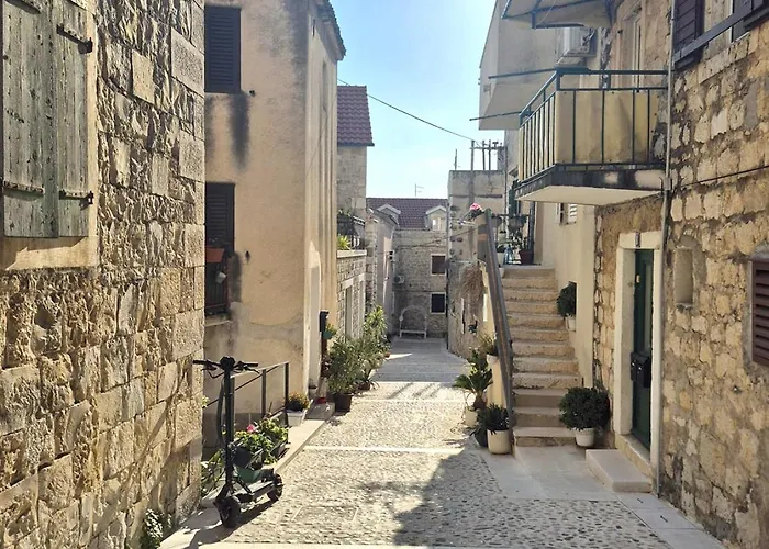 Jakova Dudana 10 * Makarska